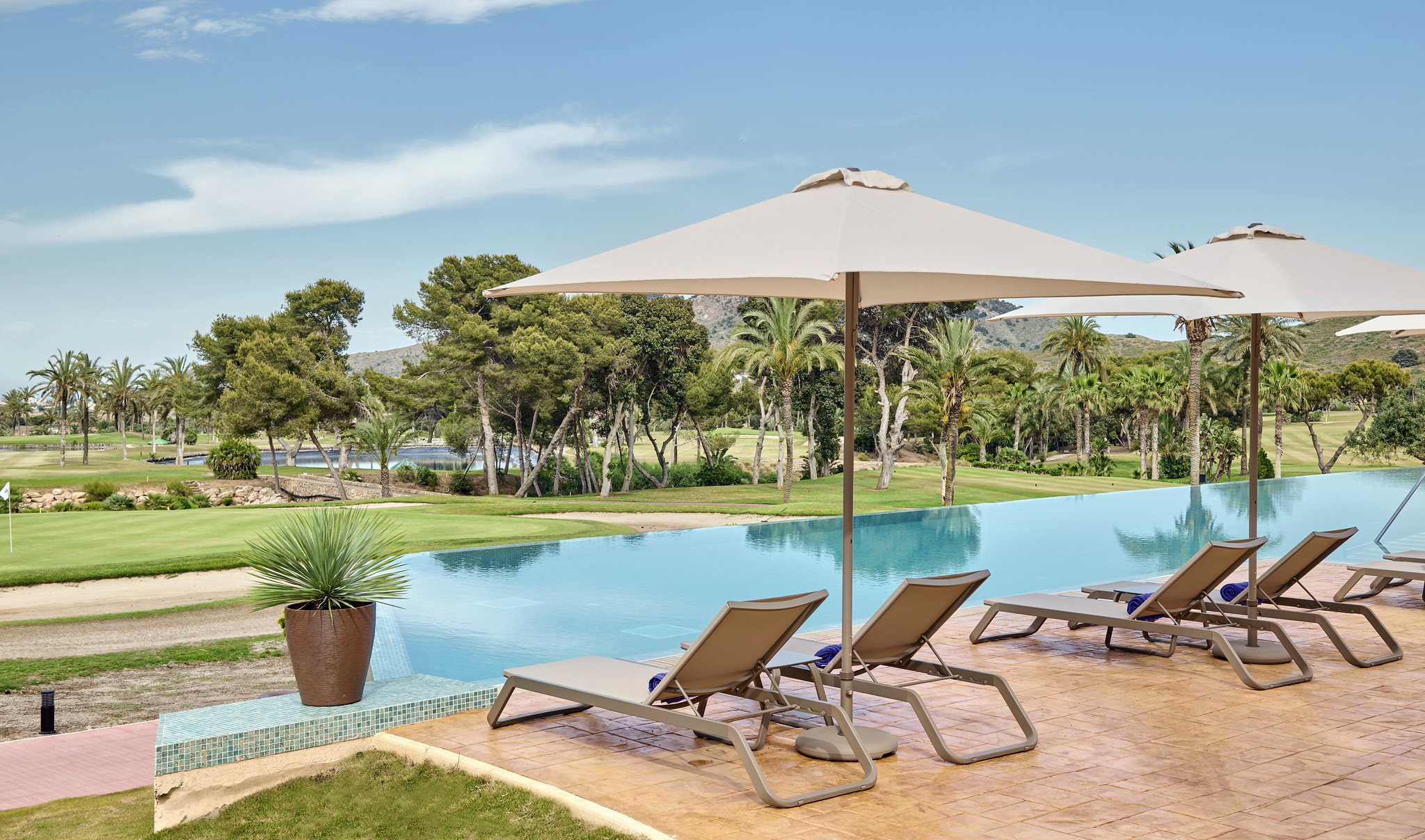 Zwembad en rustruimte van Grand Hyatt La Manga Club